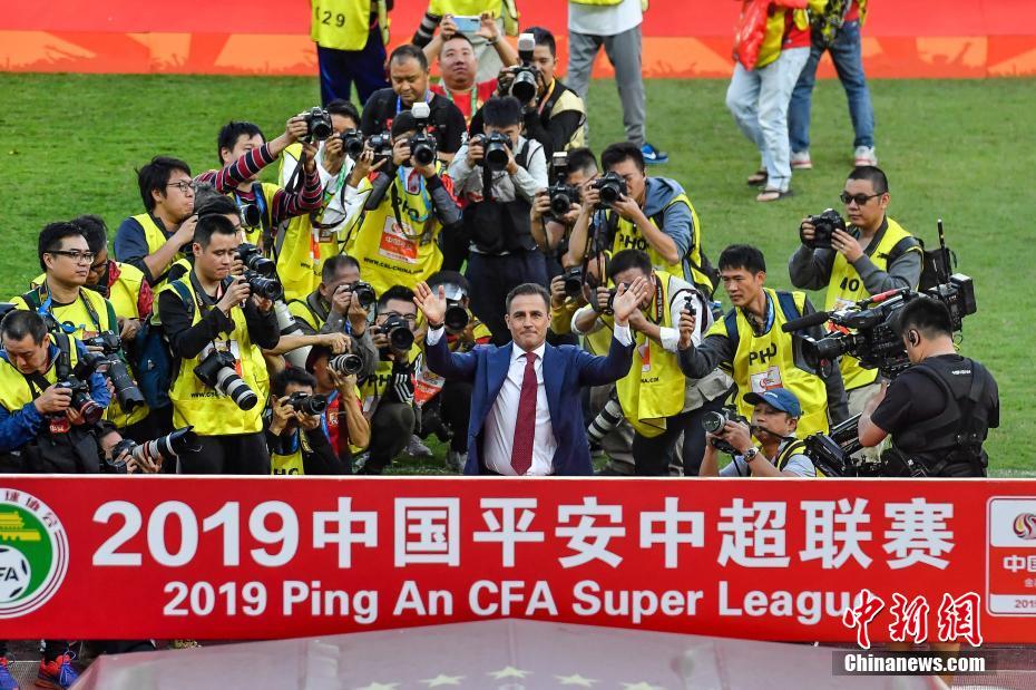 图为广州恒大淘宝队主教练卡纳瓦罗（中）在夺冠庆典上向球迷致意。中新社记者 陈骥旻 摄