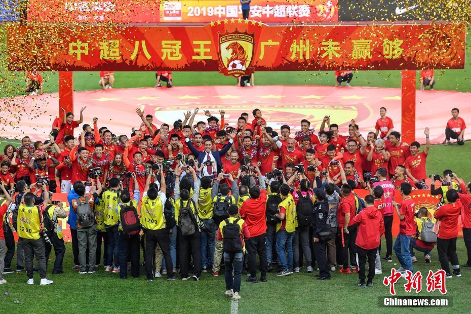 图为广州恒大淘宝队在夺冠庆典上庆祝。中新社记者 陈骥旻 摄
