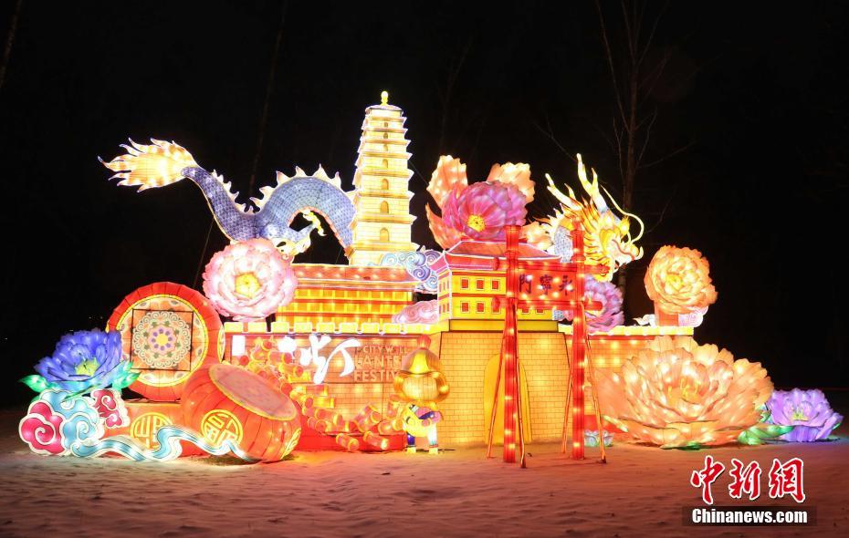 当地时间12月4日，中国彩灯展在莫斯科开幕。此次彩灯展将持续近三个月，期间将展出熊猫、龙、城墙、荷花等有中国特色的彩灯40多组，部分参展彩灯高度超过8米。 中新社记者 王修君 摄