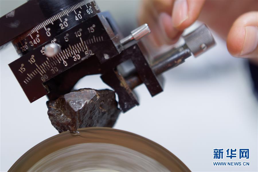 在澳门科技大学月球与行星科学国家重点实验室，学生切割陨石（10月31日摄）。 新华社记者 刘金海 摄