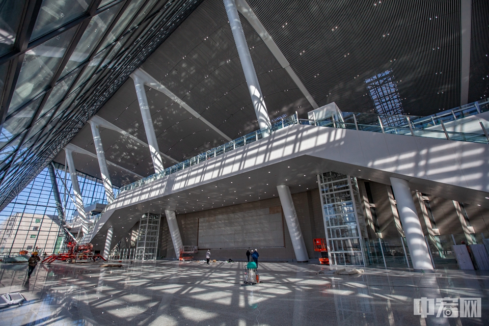 目前，清河站高架候车厅装修施工已完成95%，地下一层出站厅装修施工已完成95%，南北落客平台装修施工已完成95%。