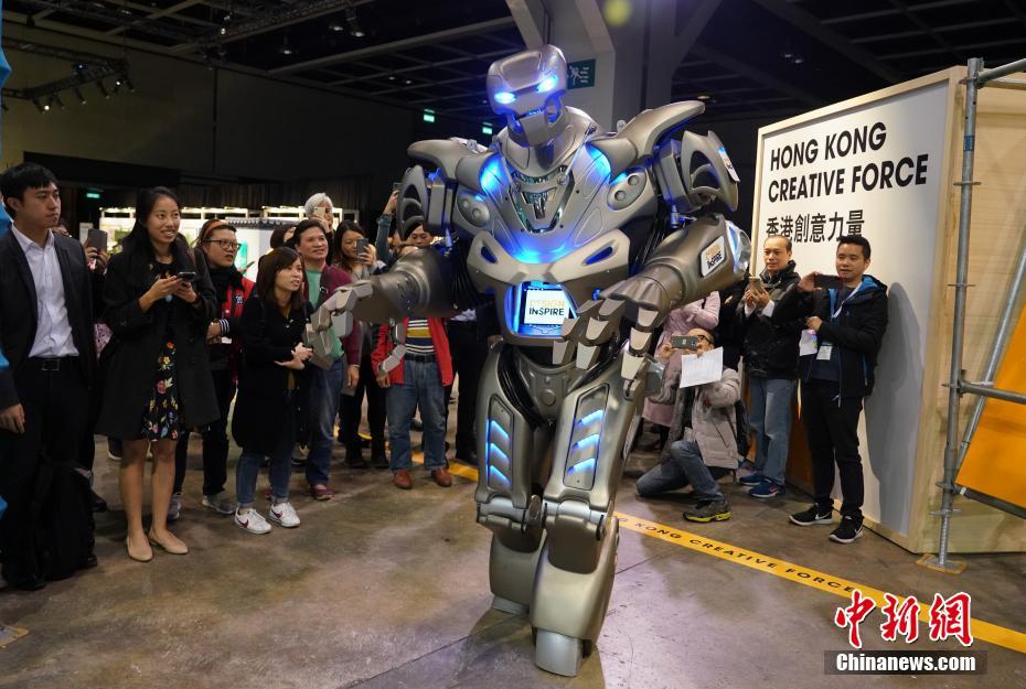 图为号称世界第一机器人网红的“泰坦机器人”为创意设计博览开幕助兴，载歌载舞的“泰坦机器人”吸引众多观众拍照。 中新社记者 张炜 摄