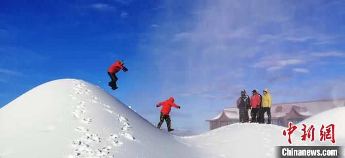 图为游客享冬趣。　武雪峰　摄