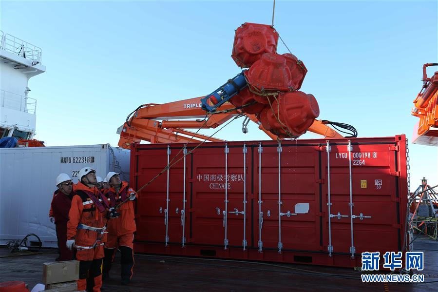中国第36次南极考察队队员回收潜标（12月3日摄）。新华社记者 刘诗平 摄