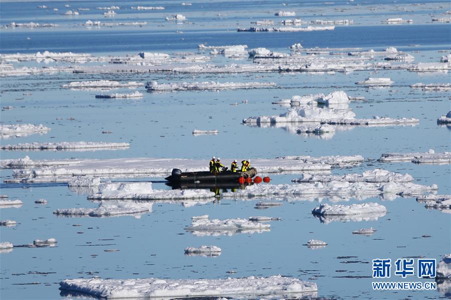 中国第36次南极考察队队员在浮冰之间找到潜标（12月3日摄）。新华社记者 刘诗平 摄