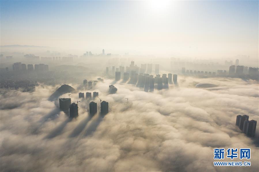 12月6日无人机拍摄的贵阳市雾景。 当日，贵阳市出现大雾天气，城市楼宇在雾中若隐若现，宛如仙境。 新华社记者 刘续 摄