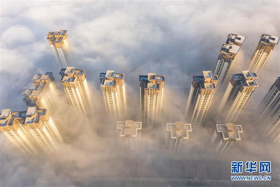 12月6日无人机拍摄的贵阳市雾景。 当日，贵阳市出现大雾天气，城市楼宇在雾中若隐若现，宛如仙境。 新华社记者 刘续 摄
