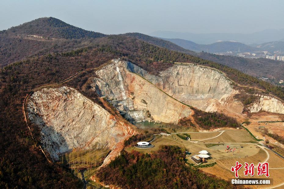 12月7日，航拍冬日里的南京汤山矿坑公园。 泱波 摄