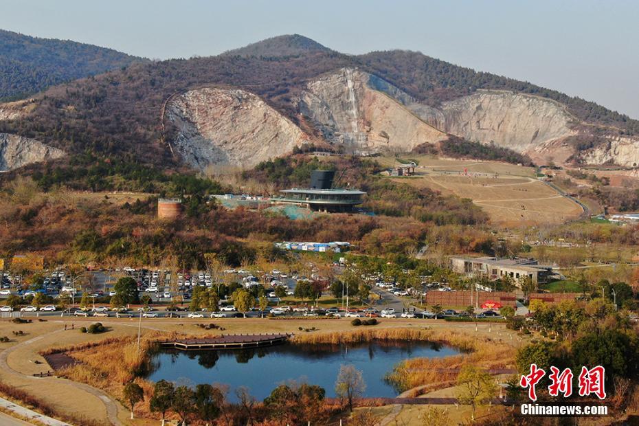 12月7日，航拍冬日里的南京汤山矿坑公园。汤山矿坑公园位于南京汤山，曾是汤山山体最大的废弃矿坑，通过湿地、草甸、湖区等景观元素对其进行生态系统、景观风貌恢复，形成了如今“以山为幕”的特色矿坑体验公园。 泱波 摄