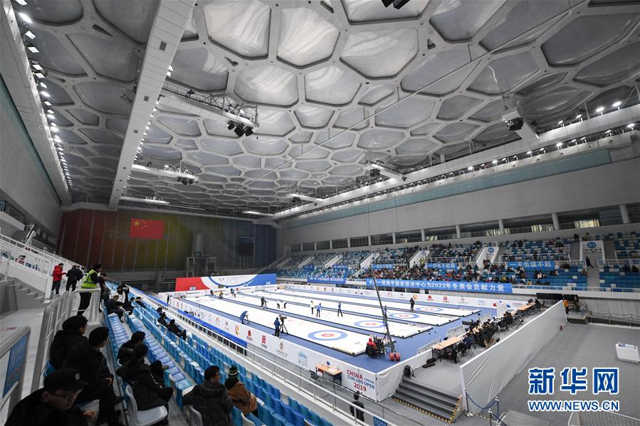 12月8日，观众在“冰立方”观看中国青少年冰壶公开赛女子冰壶决赛。 12月3至8日，中国青少年冰壶公开赛在国家游泳中心拉开战幕。经过一年的“水冰转换”，“水立方”终于变身“冰立方”，迎来首场冰壶赛事，同时在北京2022年冬奥会和冬残奥会冰上项目场馆中，第一个完成了奥运标准的制冰工作。 新华社记者鞠焕宗摄