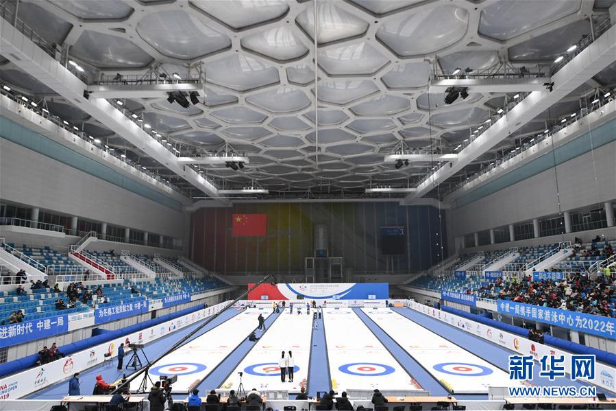 12月8日，观众在“冰立方”观看中国青少年冰壶公开赛女子冰壶决赛。 12月3至8日，中国青少年冰壶公开赛在国家游泳中心拉开战幕。经过一年的“水冰转换”，“水立方”终于变身“冰立方”，迎来首场冰壶赛事，同时在北京2022年冬奥会和冬残奥会冰上项目场馆中，第一个完成了奥运标准的制冰工作。 新华社记者鞠焕宗摄


