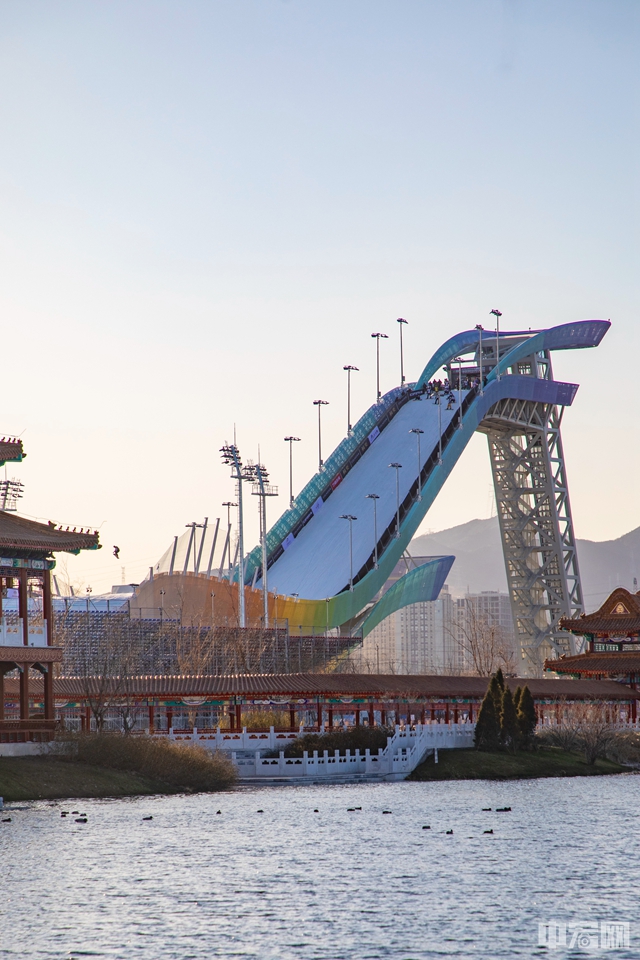 据介绍，首钢滑雪大跳台是世界上首个永久性保留的滑雪大跳台，设有出发区、起跳区、着陆坡和终点区以及6000多个观众坐席。在12月12日至14日举行的沸雪世界杯上，该场馆将迎来首秀，这同时也是北京赛区冬奥场馆的首秀。