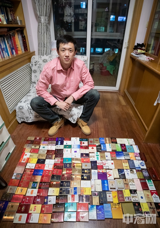 【董晓辰，跟着火车捡烟盒】<br/>
董晓辰有一个不少人都有的爱好——收集烟盒。在他小时候，各地市面上的香烟还都以当地品牌为主。家住北京西站附近的董晓辰就喜欢到车站附近，捡拾各种被南来北往的旅客扔掉的烟盒。回想起那段时间，他每周末都会雷打不动地去“淘宝”，一直攒了近千个。然而小学时搬家，由于种种原因，董晓辰的烟盒被扔掉，他的这项爱好也只好无奈暂停。 中宏网记者 富宇 摄