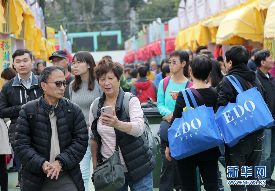 12月12日，游人在工展会上参观、购物。 近日，第五十四届工展会在香港维多利亚公园举办，这场一年一度的购物嘉年华，为市民带来多元化的产品、美食和精彩娱乐。 新华社记者 吴晓初 摄