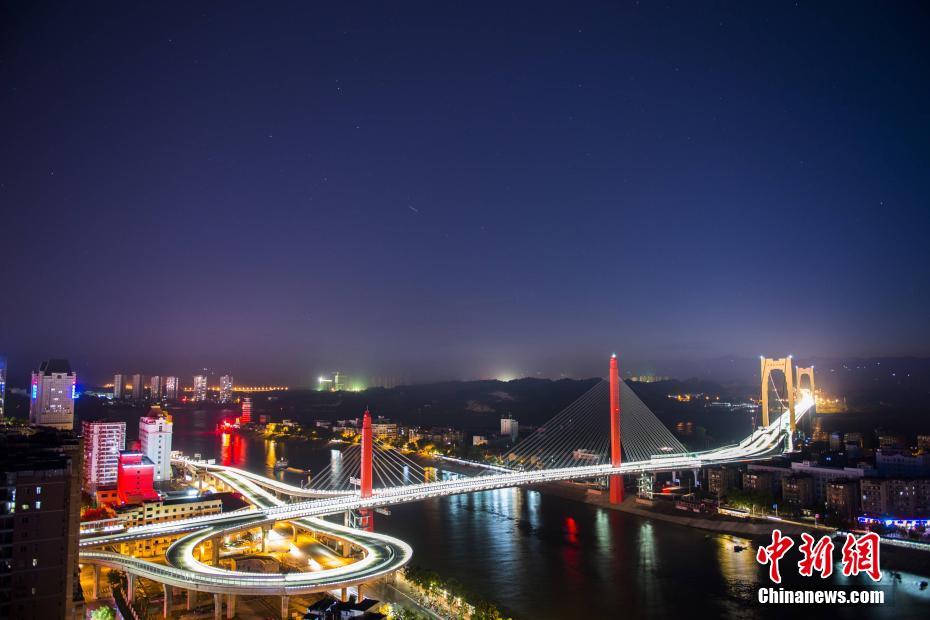 庙嘴（至喜）长江大桥采用定向照射护栏灯。赵明 摄