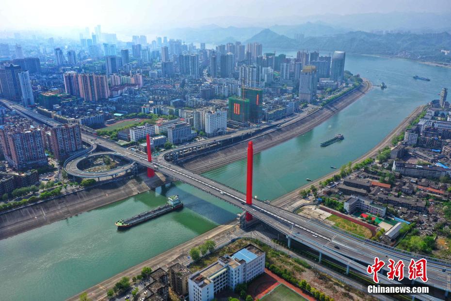 该桥位于葛洲坝水利枢纽工程下游约2.7公里处，全长3.23公里，是替代葛洲坝坝顶公路、保障三峡工程安全运行的重大战略项目。庙嘴（至喜）长江大桥跨越中华鲟核心保护区和江豚的洄游区，为给中华鲟“让路”，该桥采取一跨过江、水中不设桥墩的建设方案，采用定向照射护栏灯、污水收集系统等环保措施，避免对中华鲟洄游的影响，有效保护周边环境及长江珍稀生物多样性。赵明 摄