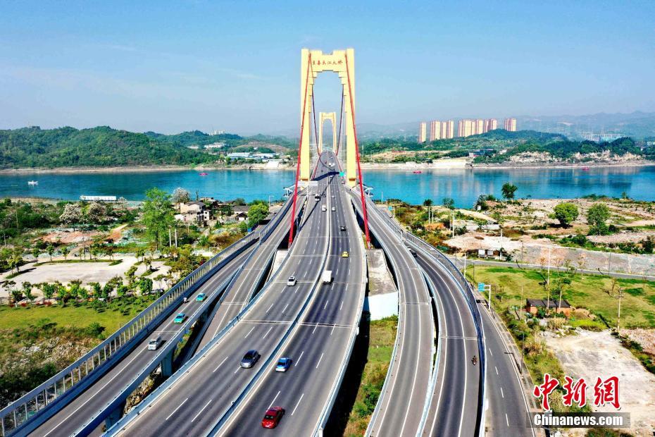 大桥桥面和匝道结合部的宽度变幅最大处达21.5米，在国内跨江大桥中属首例。赵明 摄