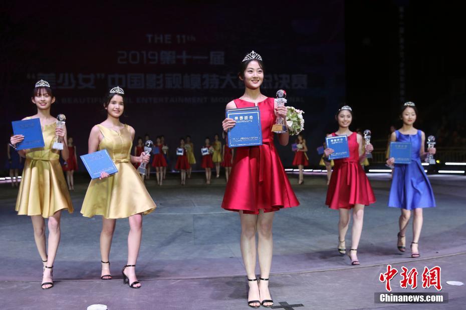 12月12日晚，2019第十一届“美少女·中国影视模特大赛”总决赛在河北丰宁中国马镇旅游度假区举行，30位选手入围总决赛。中新社记者 盛佳鹏 摄