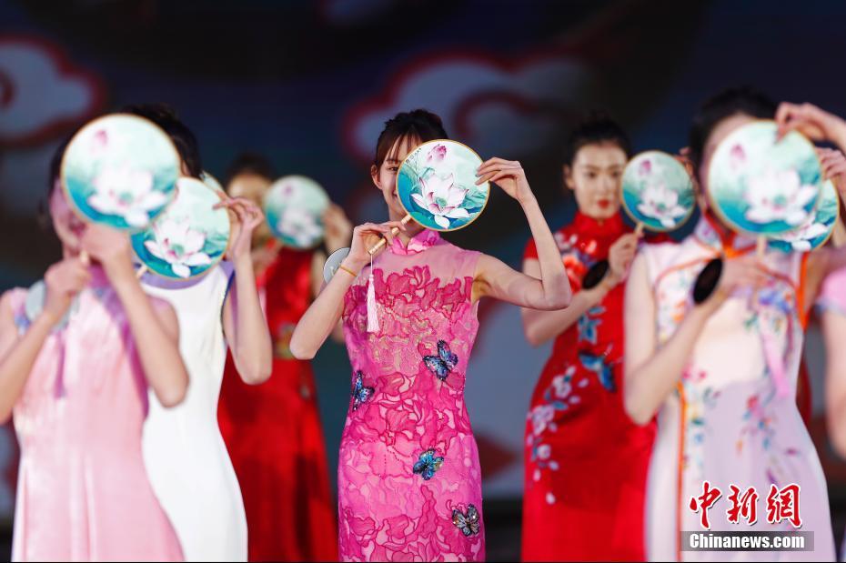 12月12日晚，2019第十一届“美少女·中国影视模特大赛”总决赛在河北丰宁中国马镇旅游度假区举行，30位选手入围总决赛。中新社记者 盛佳鹏 摄