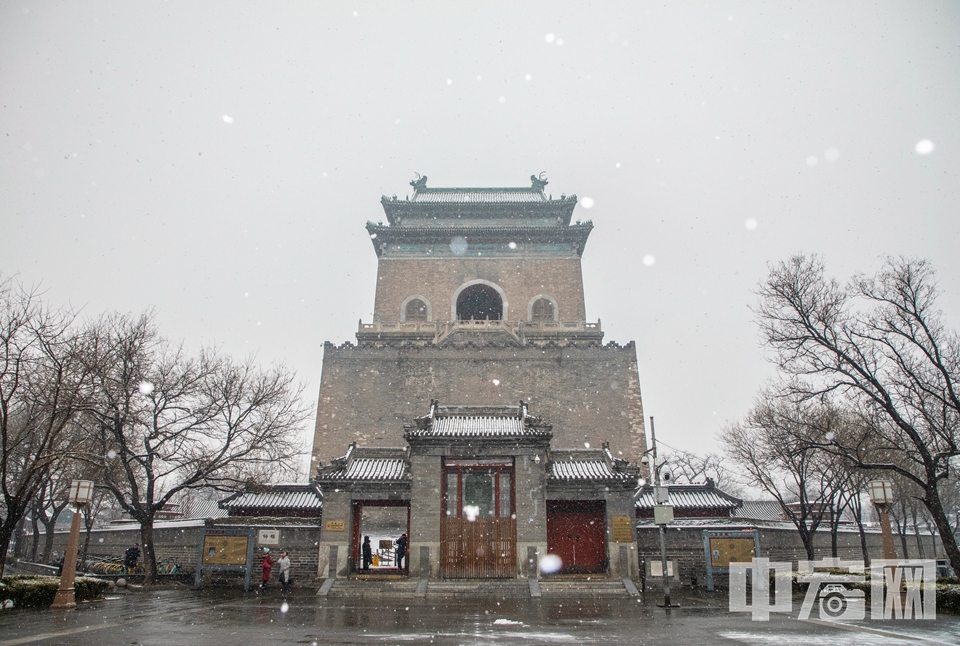 12月15日傍晚开始，北京迎来第二场降雪。16日，雪中的北京呈现出别样风貌。在钟鼓楼地区，雪中的古建筑格外迷人。图为雪中的钟楼。 中宏网记者 富宇 摄