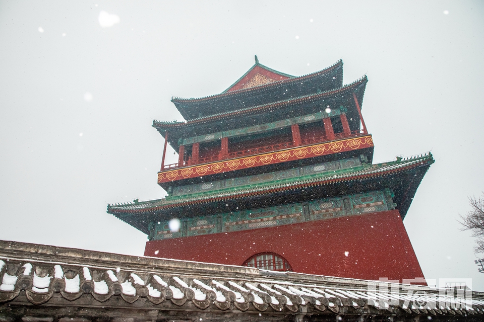 12月15日傍晚开始，北京迎来第二场降雪。16日，雪中的北京呈现出别样风貌。在钟鼓楼地区，雪中的古建筑格外迷人。图为雪中的鼓楼。 中宏网记者 富宇 摄
