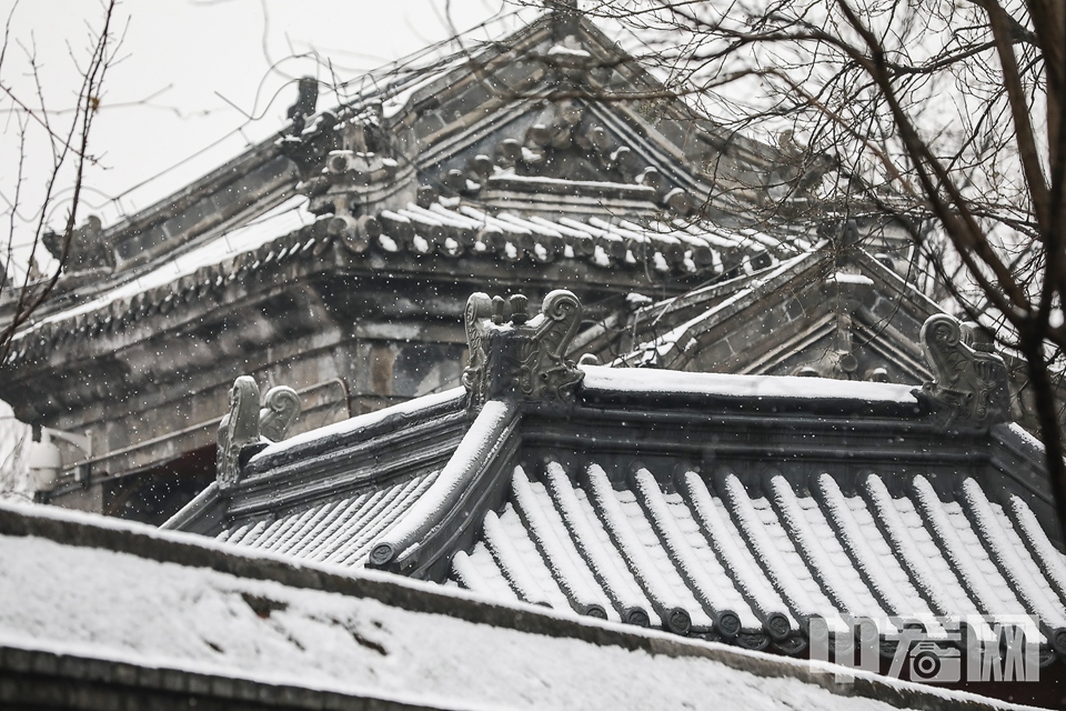 12月15日傍晚开始，北京迎来第二场降雪。16日，雪中的北京呈现出别样风貌。在钟鼓楼地区，雪中的古建筑格外迷人。 中宏网记者 富宇 摄