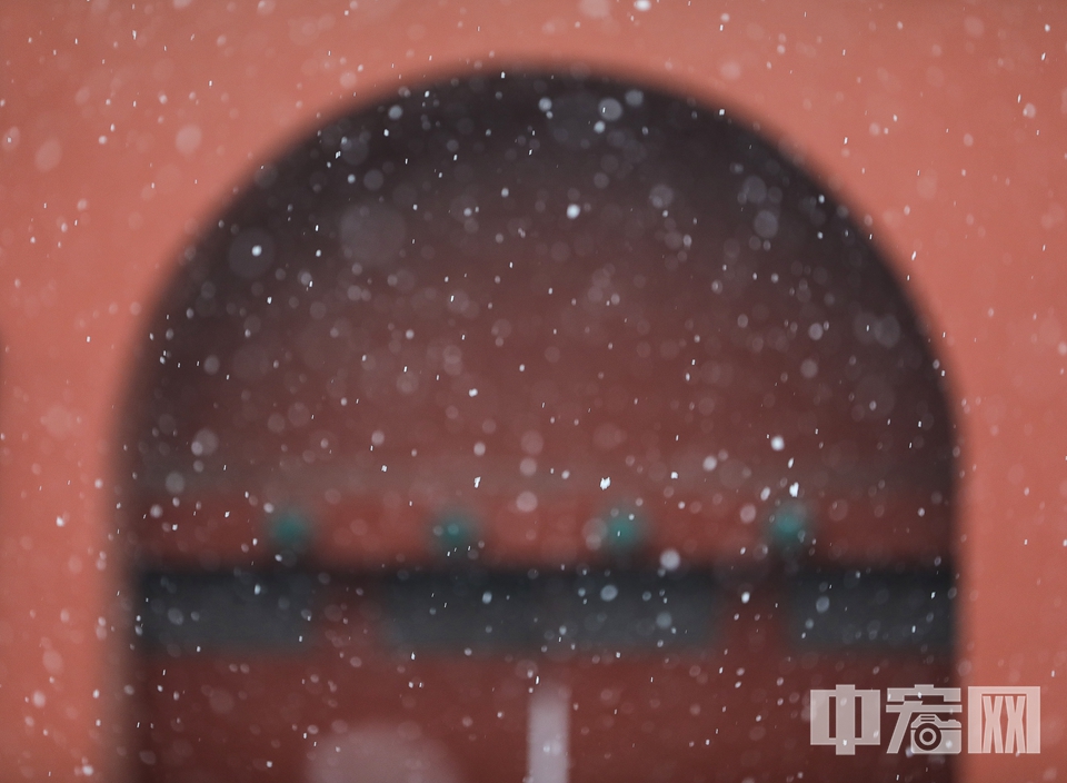 12月15日傍晚开始，北京迎来第二场降雪。16日，雪中的北京呈现出别样风貌。在钟鼓楼地区，雪中的古建筑格外迷人。图为雪中的鼓楼。 中宏网记者 富宇 摄
