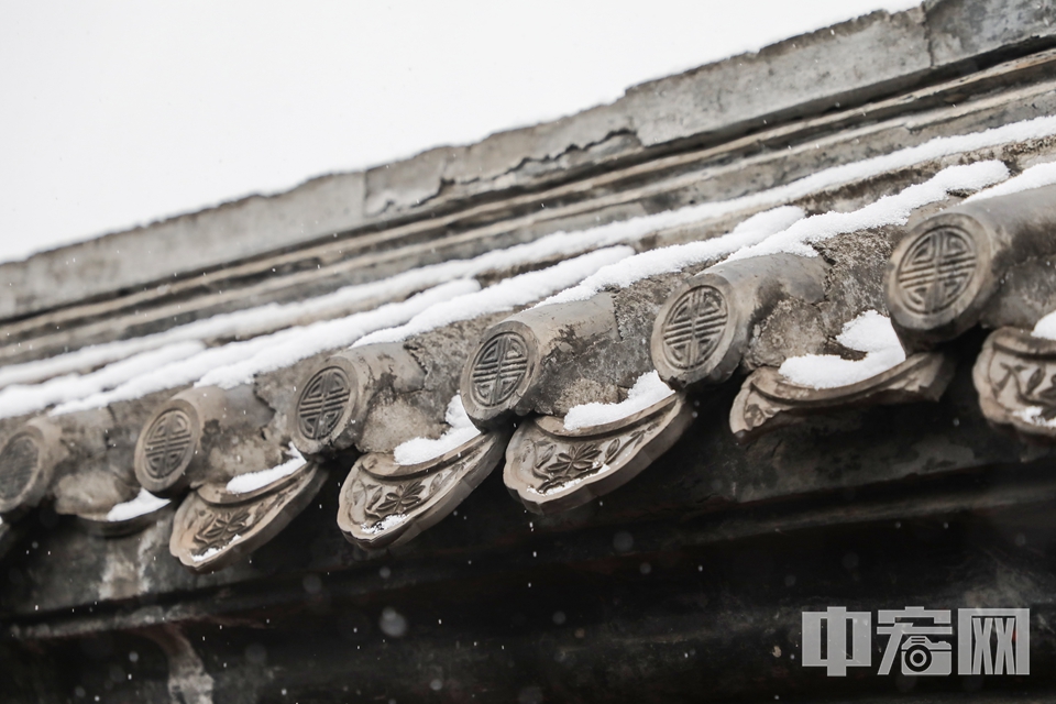 12月15日傍晚开始，北京迎来第二场降雪。16日，漫步在老胡同中，雪中的京味儿格外浓。 中宏网记者 富宇 摄