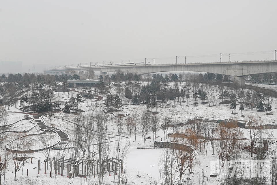 12月15日傍晚至16日上午，北京迎来了今冬第二场降雪。16日，银装素裹的中国园林与穿梭在雪中的动车组列车遥相呼应。中宏网记者 康书源 摄