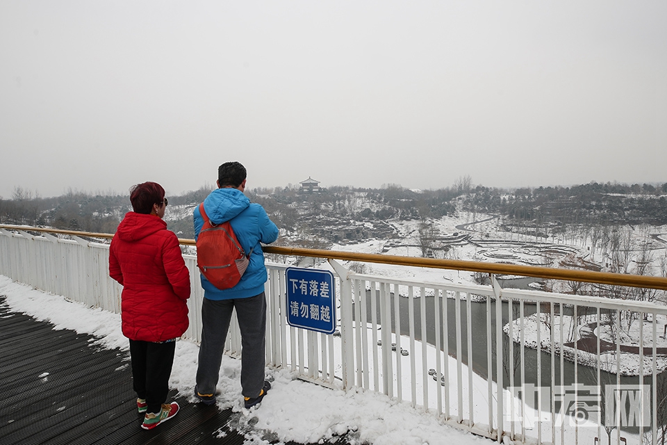 12月15日傍晚至16日上午，北京迎来了今冬第二场降雪。16日，市民俯瞰园博园雪景。中宏网记者 康书源 摄