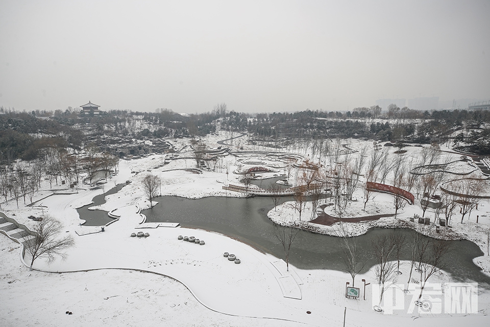 12月15日傍晚至16日上午，北京迎来了今冬第二场降雪。16日，俯瞰北京园博园雪景。中宏网记者 康书源 摄