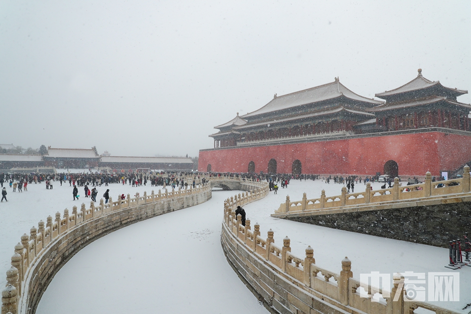 2月12日，北京迎来降雪，雪中的故宫迎来大批游客。 中宏网记者 康书源 摄