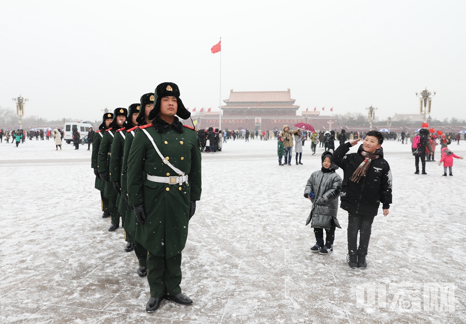 2月12日，北京迎来降雪，一位小朋友向正在执勤的武警敬礼。 中宏网记者 富宇 摄