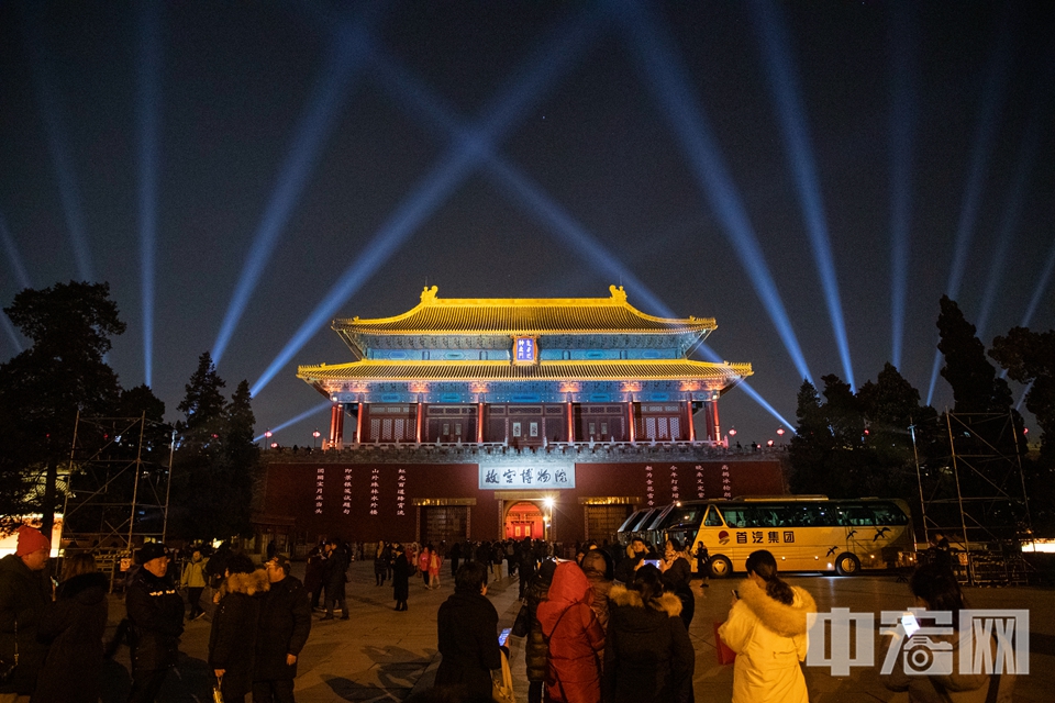 2月19日，北京故宫历史上首次举行元宵节灯会“紫禁城上元之夜”。原本免费的参观名额在网络上被炒到2000元一张，仍一票难求。 中宏网记者 康书源 摄