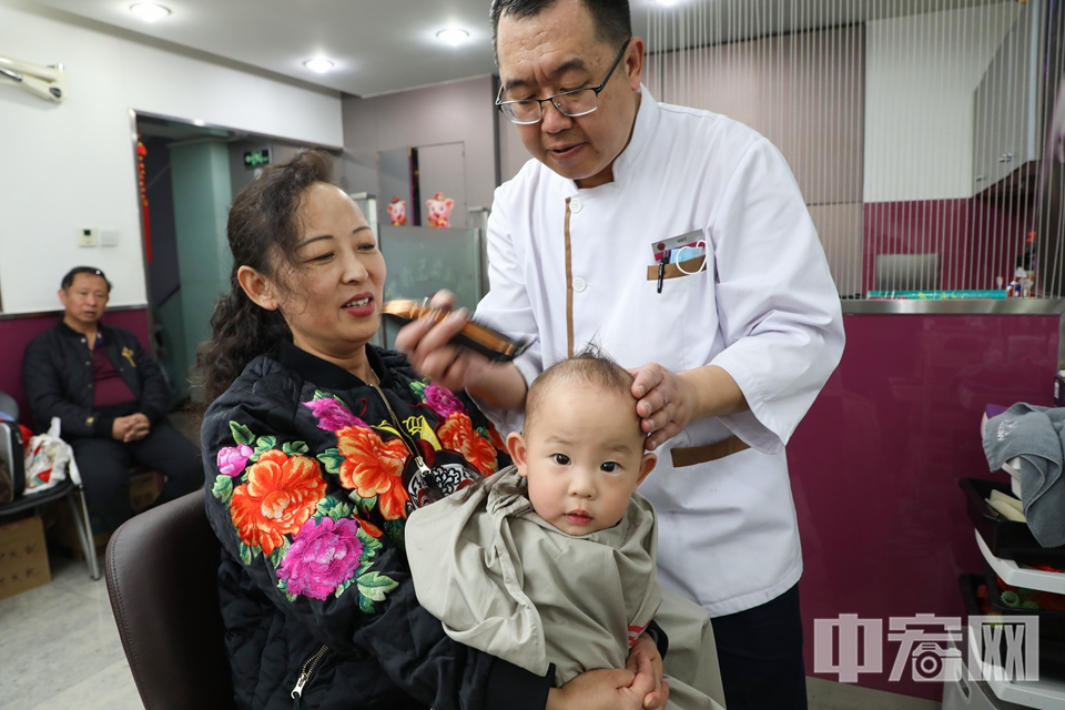 3月8日，农历二月初二，市民在北京四联理发店“剃龙头”。 中宏网记者 康书源 摄