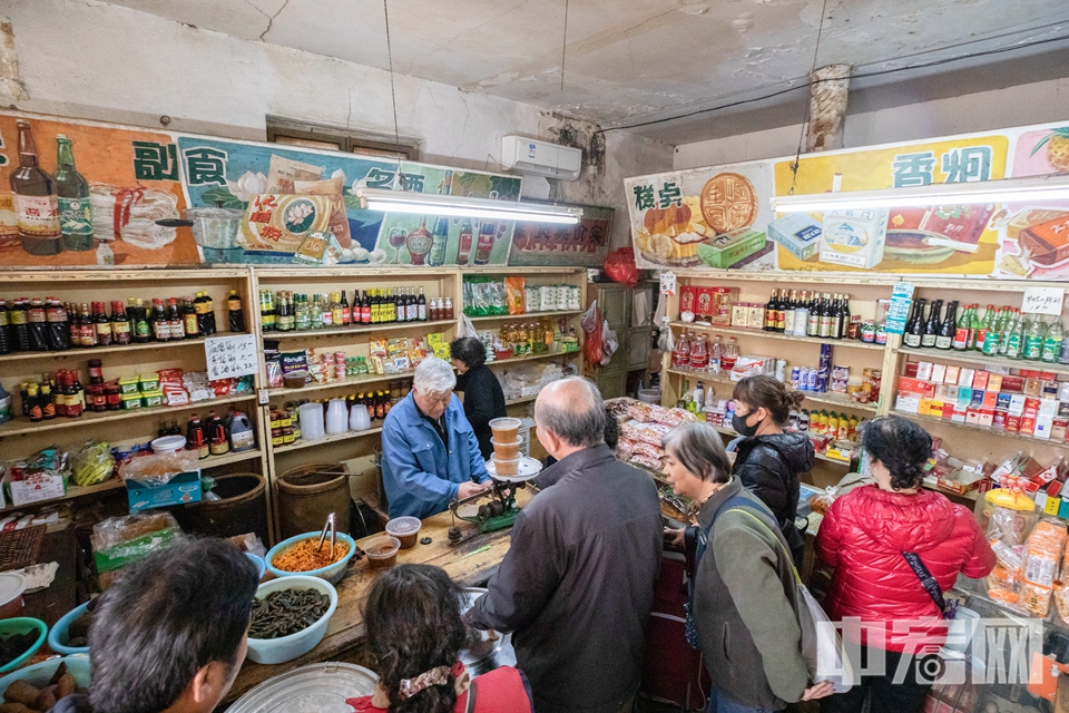 3月19日，北京“最后的副食店”悄然走红，怀旧的陈设勾起了市民得旧时回忆。 中宏网记者 富宇 摄