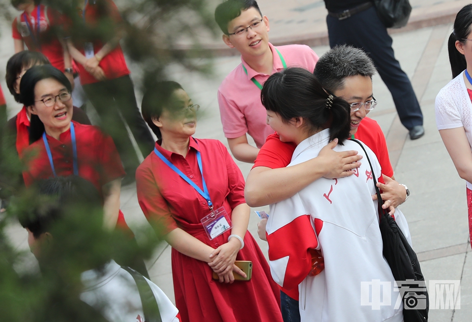6月7日，全国高考拉开帷幕，图为北京人大附中考场外，考生入场前与老师拥抱。 中宏网记者 康书源 摄