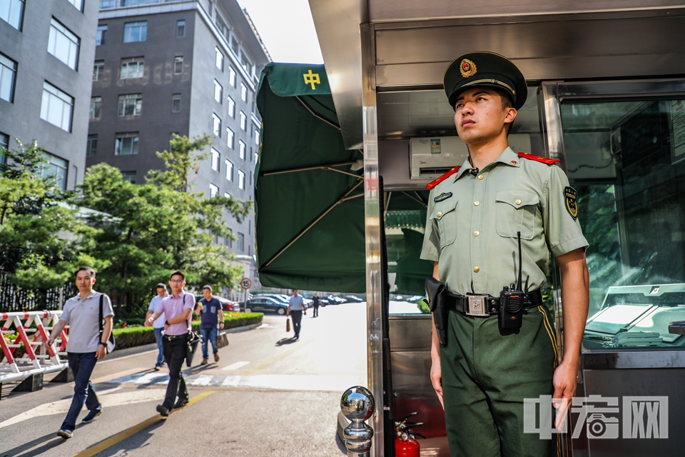 7月30日，八一建军节前夕，武警战士在国家发展改革委站岗。 中宏网记者 康书源 摄