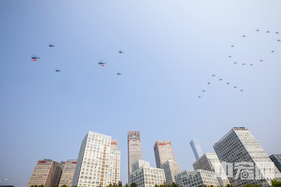 10月1日上午，庆祝中华人民共和国成立70周年大会在北京天安门广场隆重举行。图为接受检阅的空中梯队从北京CBD上空飞过。 中宏网记者 富宇 摄