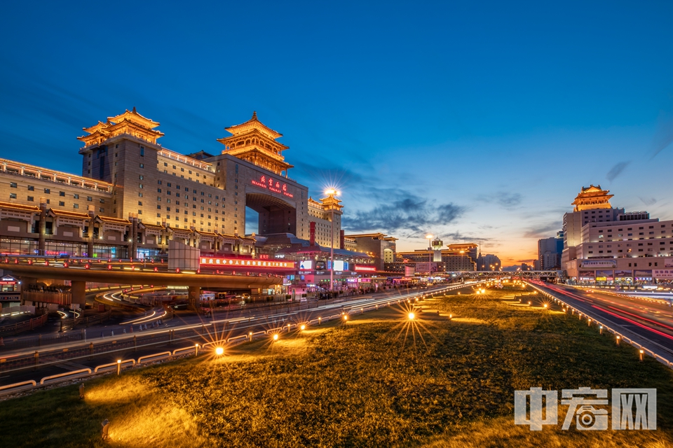 2019“十一”黄金周期间，北京多处地标亮灯。图为10月5日，北京西站夜色璀璨。 中宏网记者 富宇 摄