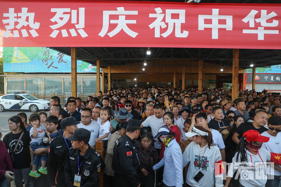 2019“十一”黄金周期间，全国共接待国内游客7.82亿人次，再创历史新高。图为10月2日，宁夏沙湖生态旅游区，大批游客排队等待摆渡车。中宏网记者 康书源 摄