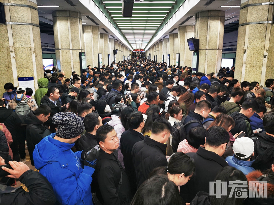 11月25日，北京地铁二号线发生信号故障，大量乘客滞留在鼓楼大街站。 中宏网记者 富宇 摄