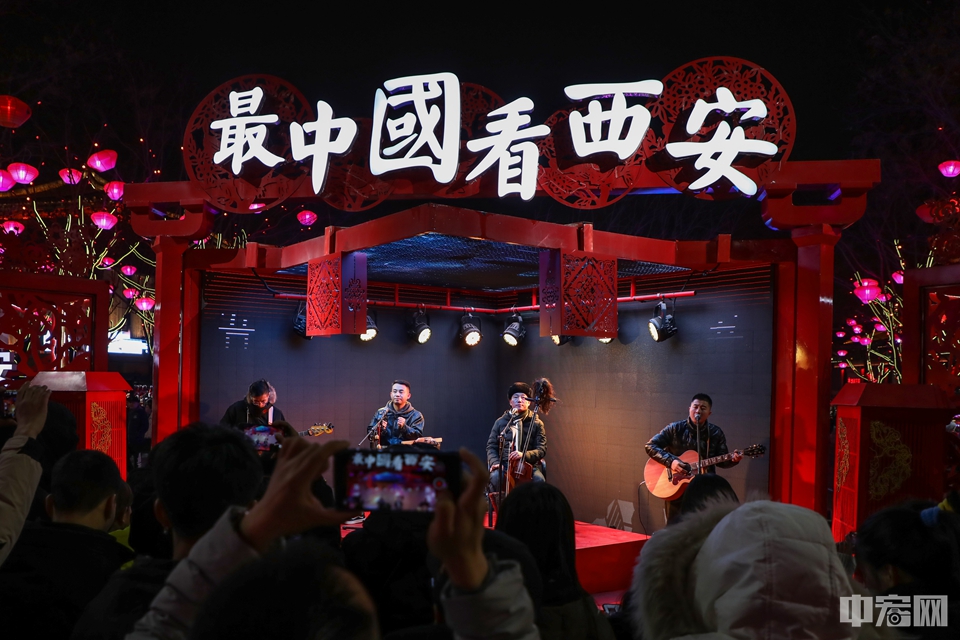大唐不夜城还设有乐队演唱环节，前来有玩的人们每晚都能听到现场演唱，跟随一起跳动。