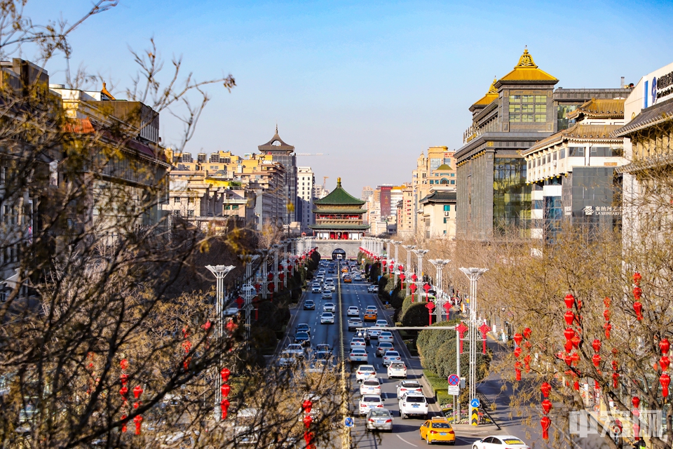西安明城墙位于陕西省西安市中心区，墙高12米，顶宽12-14米，底宽15-18米，轮廓呈封闭的长方形，周长13.74千米。城墙内人们习惯称为古城区，面积11.32平方千米，著名的西安钟鼓楼就位于古城区中心。