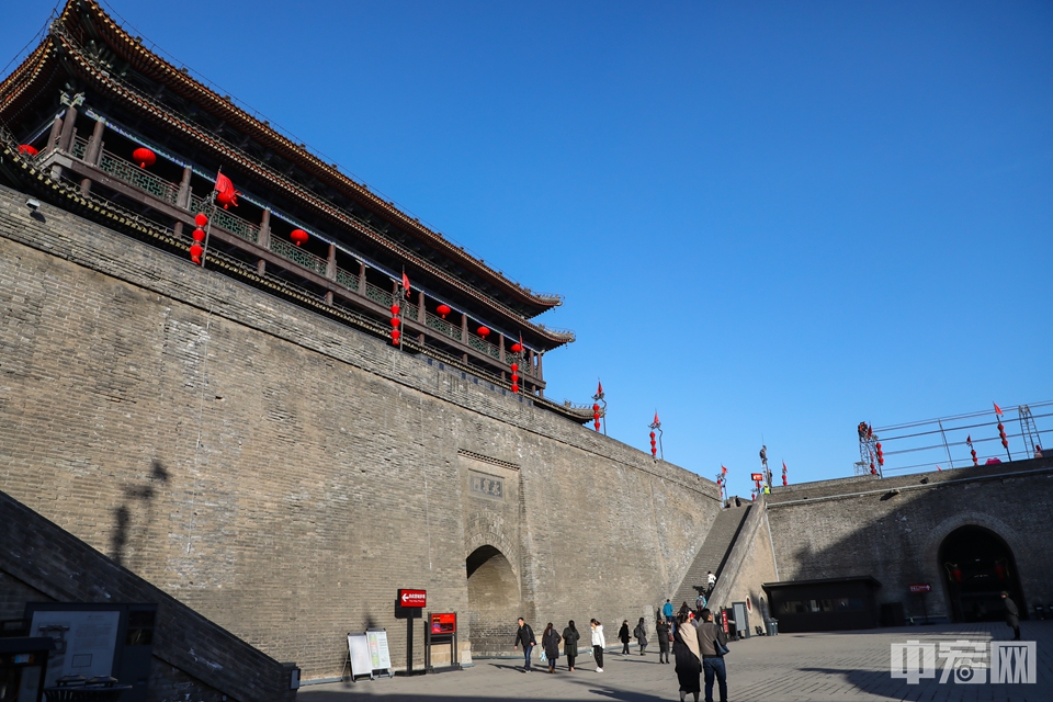 西安城墙主城门有四座:长乐门(东门)，永宁门(南门)，安定门(西门)，安远门(北门)，这四座城门也是古城墙的原有城门。从民国开始为方便出入古城区，先后新辟了多座城门，至今西安城墙已有城门18座。