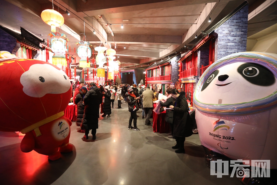 当晚，“魅力北京”传统文化体验活动首先在首钢园秀池展厅举行。中外嘉宾共同参与了花丝镶嵌、木版水印、北京灯彩、影子剪纸、风车、团扇、脸谱等特色非遗体验，欣赏了中西文化融合的创新节目《京剧芭蕾》、精彩的杂技空竹和魔术表演，各国嘉宾被北京传统文化和现代创新艺术的魅力深深吸引。现场欢乐喜庆的气氛之中，洋溢着浓郁的文化气息和真诚友好的情谊。
