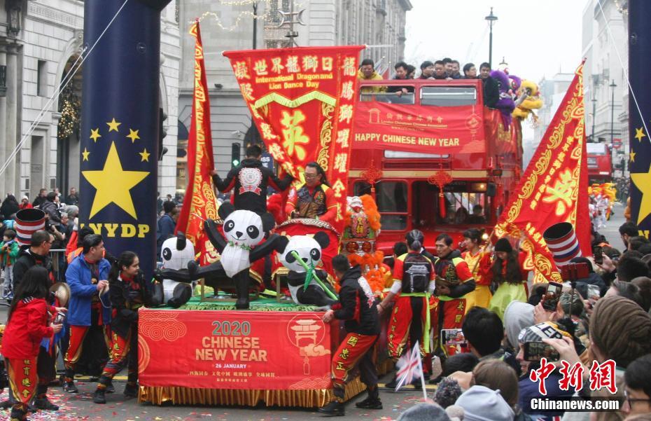 1月1日,第34届伦敦新年元旦巡游在英国首都伦敦市中心举行,英国华人