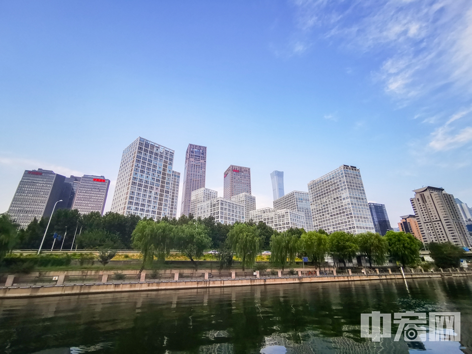 1月3日，北京市生态环境局介绍，2019年全年，北京市优良天数为240天，重污染日4天，全年无严重污染日，二氧化氮、PM10首次达到国家二级标准。此外，2019年北京市PM2.5年均浓度42微克每立方米，较前一年下降9微克每立方米，创下了2013年监测以来的最低值。资料图为2019年9月17日拍摄的北京CBD。 中宏网记者 富宇 摄