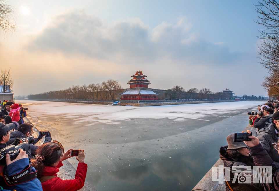中宏网1月6日电（记者 富宇）1月5日晚，北京迎来2020年首场降雪。6日一大早，整个北京城都被白雪覆盖，雪景吸引了许多游客到故宫角楼外打卡拍照。