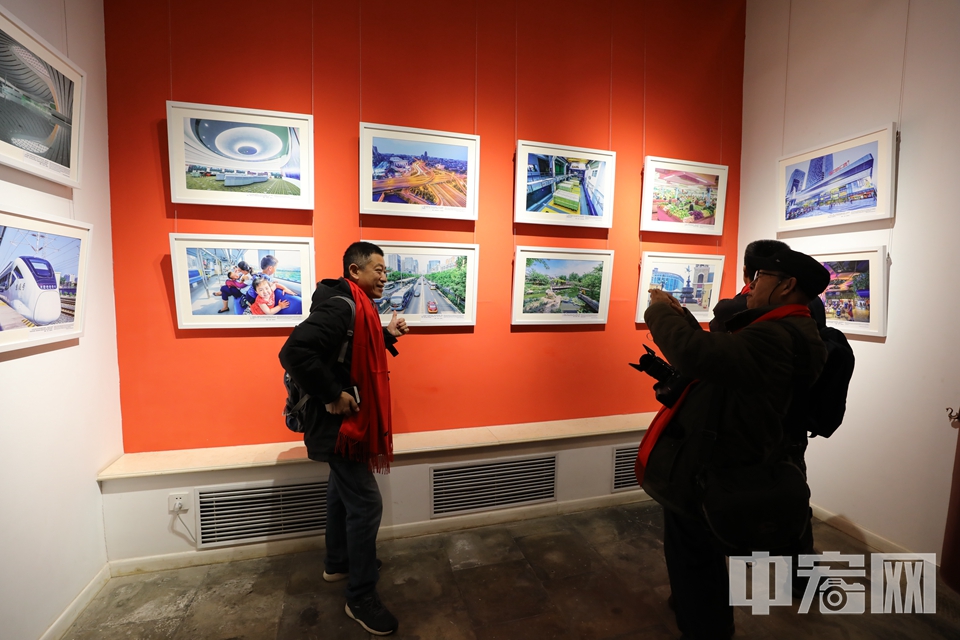 展览将持续至2020年1月15日，市民可免费前往参观。据悉，展览还将于1月15日至26日在白俄罗斯首都明斯克举办，届时明斯克市民将可以在家门口看到其本国摄影师眼中的北京。 中宏网记者 富宇 摄